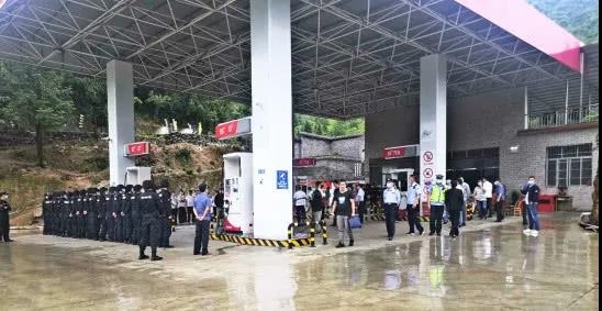 熱點話題 | 100多人聯(lián)合執(zhí)法 端掉5座非法加油站